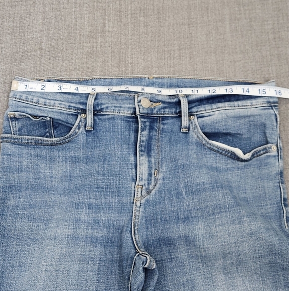 Levis Bermuda Stretch Medium Wash Denim Shorts. Size 29. - Picture 6 of 9